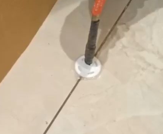 桑植瓷砖空鼓维修公司专业解答瓷砖在铺贴过程中，如果没有涂抹均匀到位的粘结材料（如水泥砂浆或瓷砖胶），可能会导致以下问题
