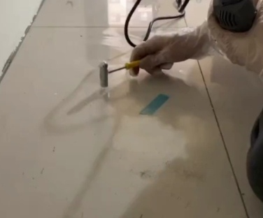 桑植瓷砖开裂维修公司专业分享瓷砖在铺贴前如果没有沥干水分，将会导致以下问题